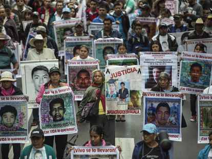 Familiares de los 43 estudiantes desaparecidos de Ayotzinapa durante una marcha por el primer aniversario del hechos, el 26 de septiembre de 2015, en Ciudad de México.