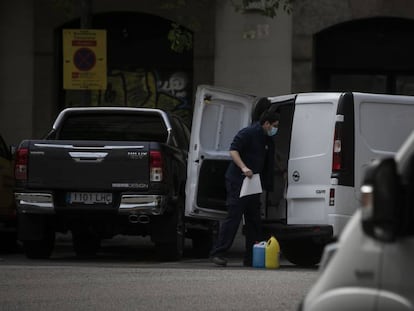 Furgonetes mal aparcades fent càrrega i descàrrega a Barcelona.