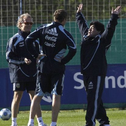 Fernando Signorini, a la izquierda, habla durante un entrenamiento con Palermo, de espaldas, y Maradona.