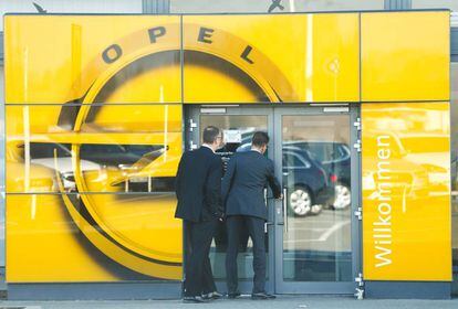 La entrada de Opel en Ruesselsheim, Alemania