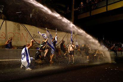 La policía trata de dispersar con cañones de agua una protesta en Tel Aviv, en la madrugada de este martes.