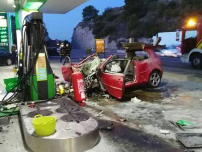 Imagen de cómo quedó el vehículo tras estrellarse contra una gasolinera de Benicàssim.