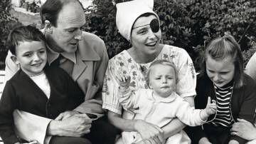 Roald Dahl junto a su esposa, la actriz Patricia Neal, y sus tres hijos, en Great Missenden (Inglaterra), en 1965.