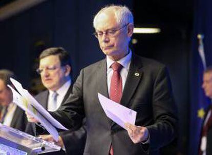El presidente del Consejo Europeo, Herman Van Rompuy (d), ofrece un informe de prensa al final de la primera jornada de la cumbre de líderes de la UE, en Bruselas (Bélgica), ayer.