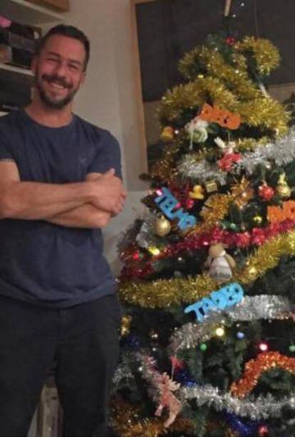 Nacho Palau delante de su árbol de Navidad en su casa de Chelva, Valencia.