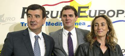 Albert Rivera con los candidatos valencianos Fernando Giner y Carolina Punset.