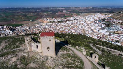 Castillo de Teba, con el pueblo al fondo.