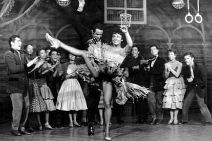 West Side Story (Robert Wise & Jerome Robbins, 1961) - 10 Oscars
	

	Una zapatillas Converse vuelan por el West Side de la isla de Manhattan. Los Jets y los Sharks, las dos bandas rivales se enfrentan en un estilizado ballet dirigido por Jerome Robbins. La comedia musical realiza su glorioso canto de cisne y deja una estela que recorrerá la década de los sesenta. Los Oscar recompensarán esta versión moderna de Romeo y Julieta con música de Leonard Bernstein.