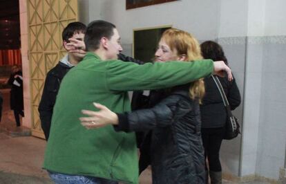 García abraza a un familiar, ayer a la salida de la cárcel.