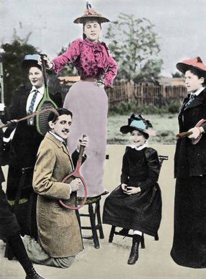 Marcel Proust rodeado de un grupo de mujeres en París en 1892.