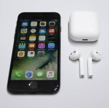 Vista del nuevo iPhone7 y los nuevos Apple AirPods.