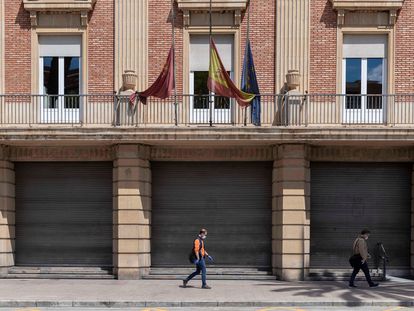 Banderas a media asta este viernes en la consejería de hacienda de la Comunidad de Murcia en señal de luto por los fallecidos en la región.