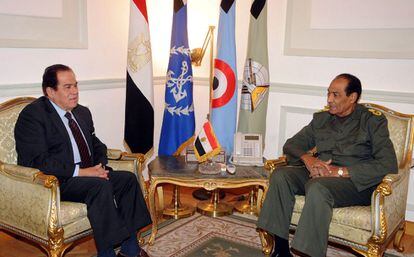 El mariscal egipcio Mohamed Hussein Tantawi (d), se reúne con el recién dimitido primer ministro Kamal Ganzouri (i) para tratar la conformación de un nuevo Gobierno