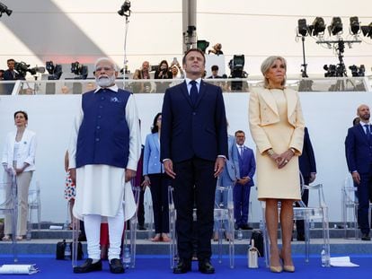 El primer ministro indio, Narendra Modi, junto al presidente francés, Emmanuel Macron, y su esposa, Brigitte, este viernes durante el desfile del 14 de julio en París.