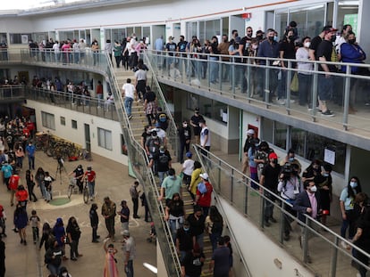 La largas filas de votantes en el interior de un colegio electoral en Santiago de Chile, 4 de septiembre de 2022.