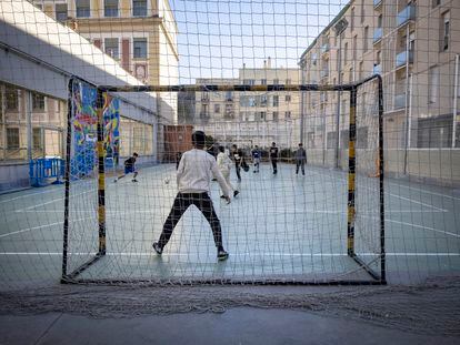 Chavales del instituto público Miquel Tarradell, situado en el barrio del Raval de Barcelona, durante un partido de fútbol el pasado martes.