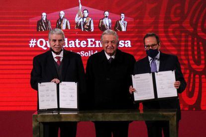 López Obrador firma el acuerdo con los líderes de las patronales de empresarios y obreros.