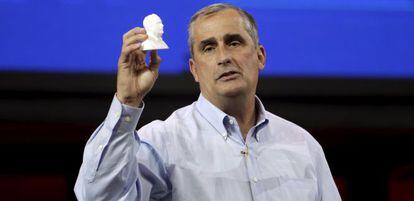 Brian Krzanich, consejero delegado de Intel, muestra una miniatura hecha con una impresora 3D de Lenovo con tecnolog&iacute;a de su compa&ntilde;&iacute;a.