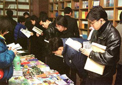 Unos estudiantes hojean libros en la librería del New Oriental School, en Pekín.