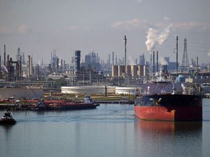 Un petrolero en la terminal de la refinería Citgo en Corpus.