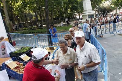 Cola en la cuesta de Moyano donde ayer los agricultores regalaron frutas y hortalizas.