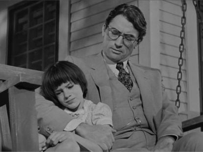 Atticus Finch (Gregory Peck) y su hija en 'Matar a un ruiseñor'.