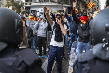 La policía ha mantenido alejados a los ultras de la manifestación del 9 d'Octubre de Valencia. En la imagen, uno de los grupos en la plaza de San Agustín.