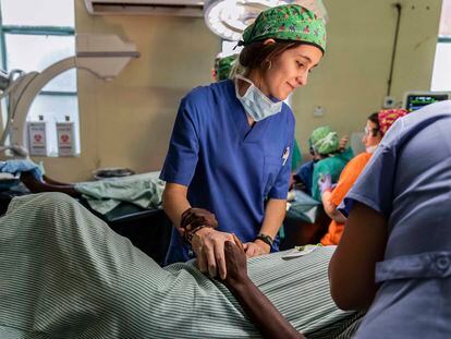 Una voluntaria atiende a un paciente en el hospital de Turkana, en Kenia.