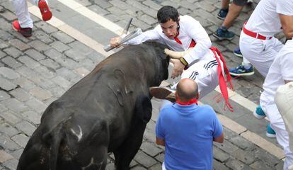 Los toros de la ganadería de Jandilla protagonizan el penúltimo encierro de los Sanfermines por las calles de Pamplona.