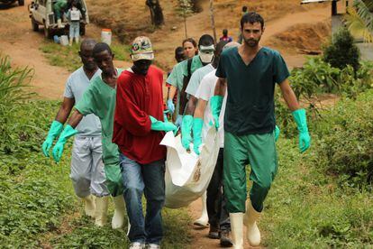Personal de MSF y familiares entierran a un fallecido por ébola en Liberia