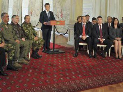 Santos, junto a la c&uacute;pula militar, durante el anuncio de apertura de conversaciones con las FARC.