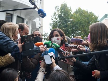 La presidenta de la Comunidad de Madrid, Isabel Díaz Ayuso, responde a los medios a su llegada a la sede del PP.
