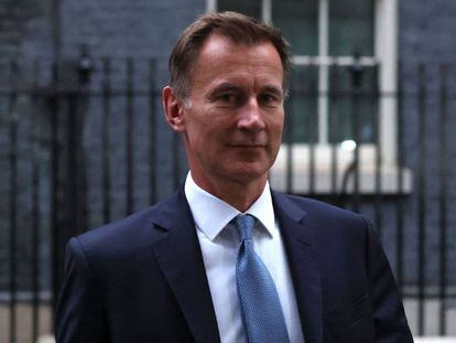 El nuevo Ministro de Hacienda británico, Jeremy Hunt, el viernes saliendo del 10 de Downing Street, en Londres.