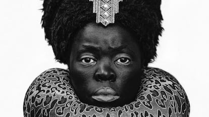 'Xiniwe at Cassilhaus' (2016), autorretrato de Zanele Muholi.