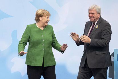 Merkel, junto al candidato de la CDU Volker Bouffier, durante un acto de campaña en Fulda el pasado jueves.