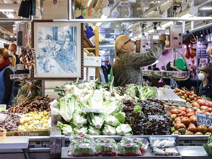 Varios vendedores, ayer en el Mercado Central de Valencia.