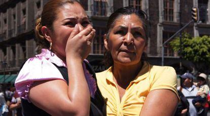Dos mujeres lloran tras el seísmo en el D.F.