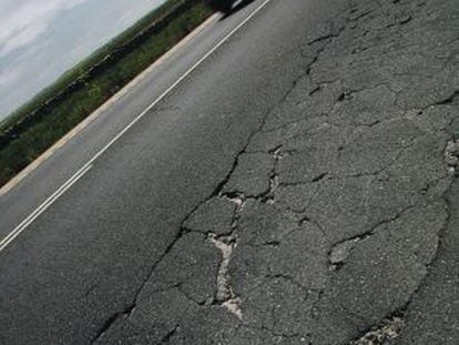 “Las carreteras muestran síntomas evidentes de un peligroso deterioro”, advierte la Asociación Española de Carreteras.