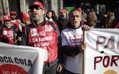 Varios trabajadores se han concentrado ante la Audiencia para protestar contra los expedientes en Panrico y Coca-Cola.
