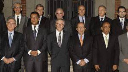 El alcalde de Barcelona, Xavier Trias (c), junto al secretario de Estado de Exteriores, Gonzalo de Benito Secades (2d),  y el secretario general de la Unión por el Mediterráneo (UpM), Fathallah Sijilmassi (2i), entre otros, en la foto de familia durante la recepción que Trias ha ofrecido, hoy en el Palacete de Albéniz, a los participantes en el Primer Foro Económico del Mediterráneo Occidental, que se celebra mañana en Barcelona.