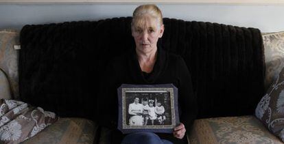Helen McKendry, una de las hijas de Jean McConville, con una foto familiar.