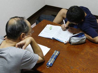 Un padre ayuda a su hijo con los deberes.