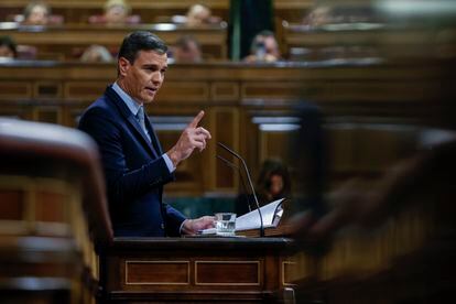 El presidente del Gobierno, Pedro Sánchez, da la réplica a la portavoz del PP, Cuca Gamarra, durante la primera jornada del debate sobre el estado de la nación.