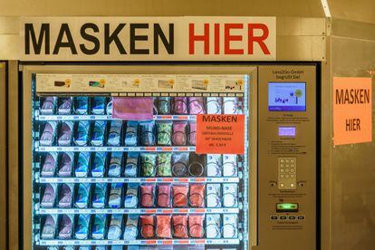 En Berlín ya hay máquinas expendedoras, sobre todo en las estaciones del metro, de máscarillas de algodón.