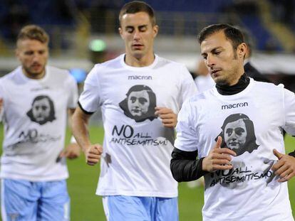Los jugadores de la Lazio calientan con una camiseta con la cara de Ana Frank y el mensaje: &ldquo;No al antisemitismo&rdquo;