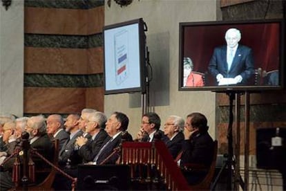 Académicos durante la presentación del diccionario por Víctor García de la Concha (en la pantalla).