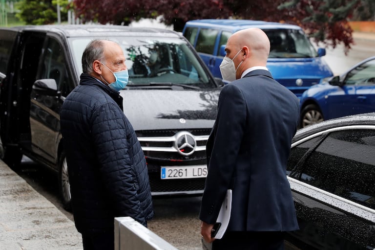 Los presidentes de LaLiga, Javier Tebas (i), y la Federación, Luis Rubiales, en la sede del CSD.