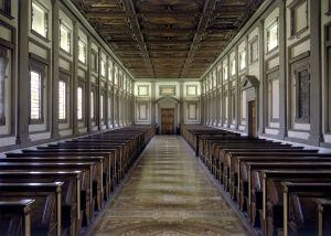 La sala de lectura de la Biblioteca Laurenziana, un espacio concebido por Miguel Ángel.