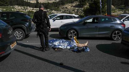 Un policía israelí junto al cuerpo de un atacante palestino.