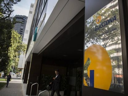 Fachada de la oficina de Caixa Guissona en Barcelona.